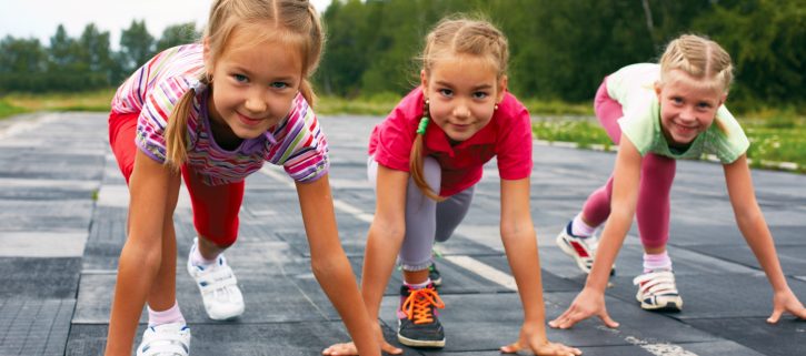 chicas jovenes corriendo